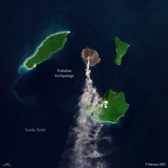 20220204 New_eruption_at_Krakatoa_Volcano_pillars