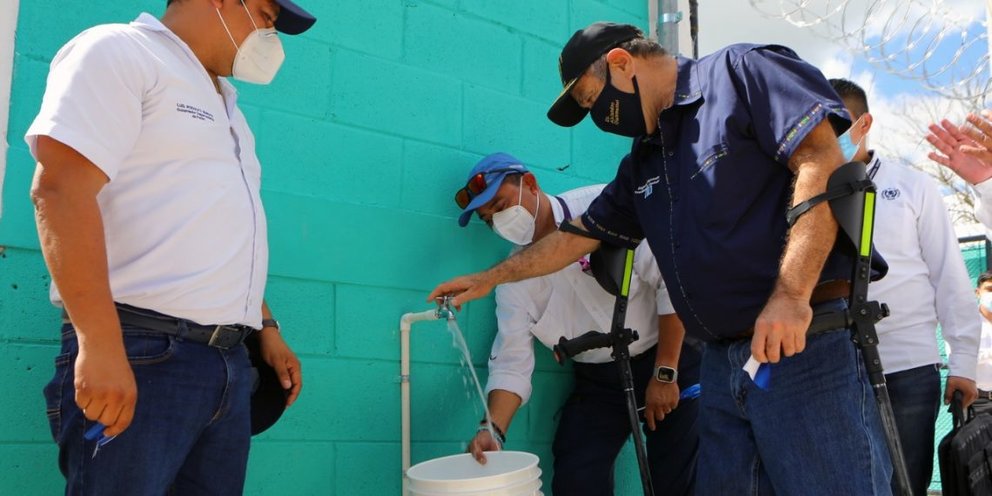 Giammattei inaugura sistema de agua en Petén